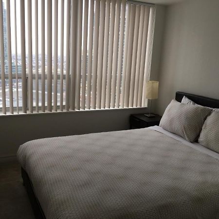 Maplewood Suites - Square One มิสซิสซอกา ภายนอก รูปภาพ