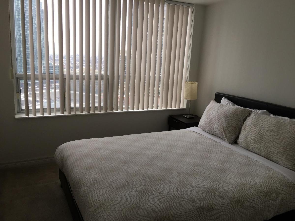 Maplewood Suites - Square One มิสซิสซอกา ภายนอก รูปภาพ