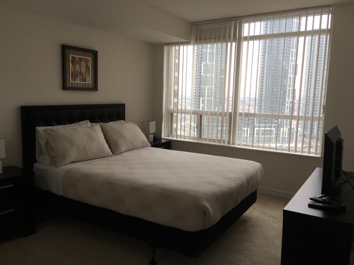 Maplewood Suites - Square One มิสซิสซอกา ภายนอก รูปภาพ