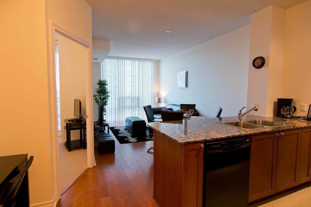 Maplewood Suites - Square One มิสซิสซอกา ภายนอก รูปภาพ