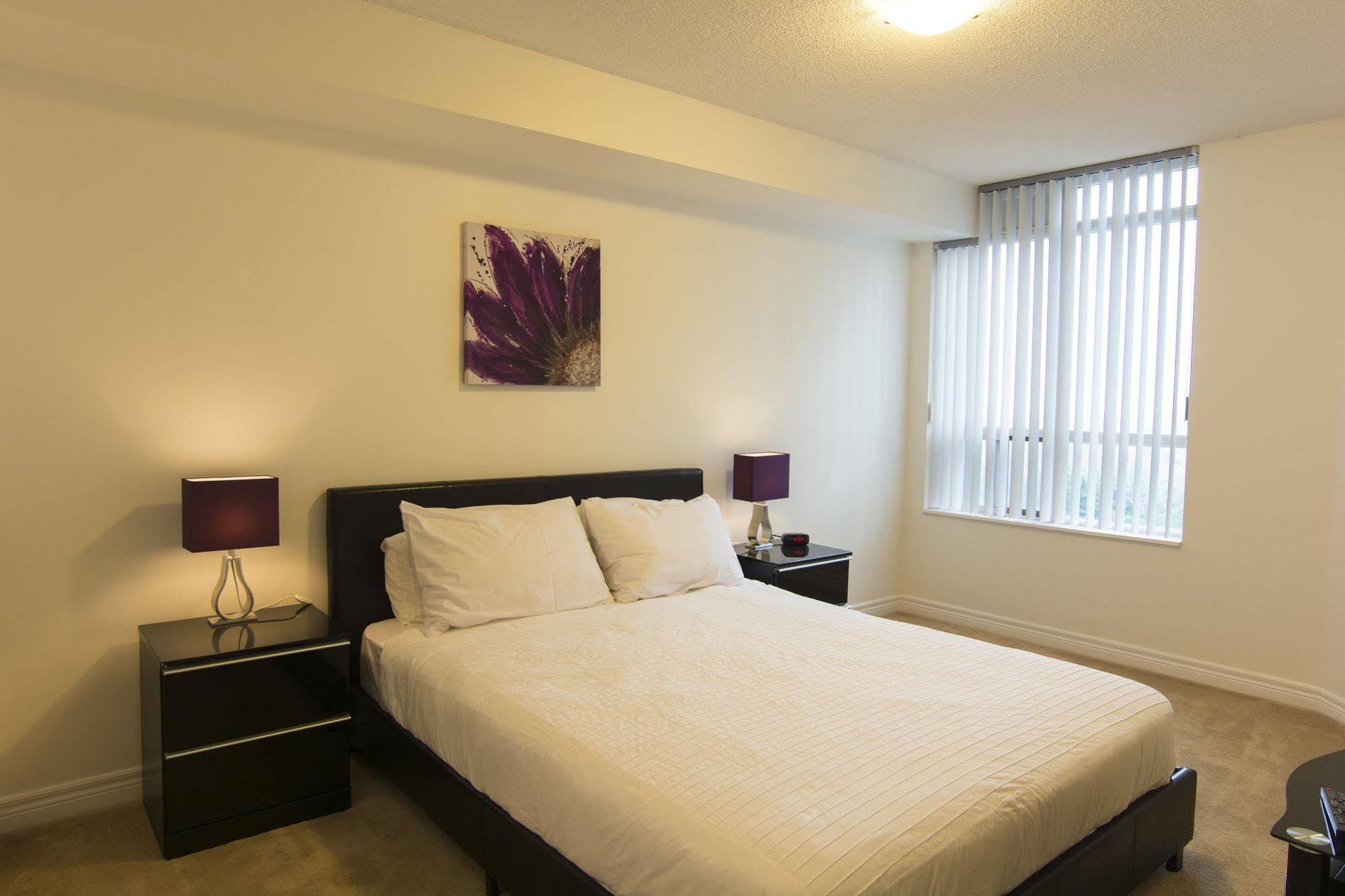 Maplewood Suites - Square One มิสซิสซอกา ภายนอก รูปภาพ